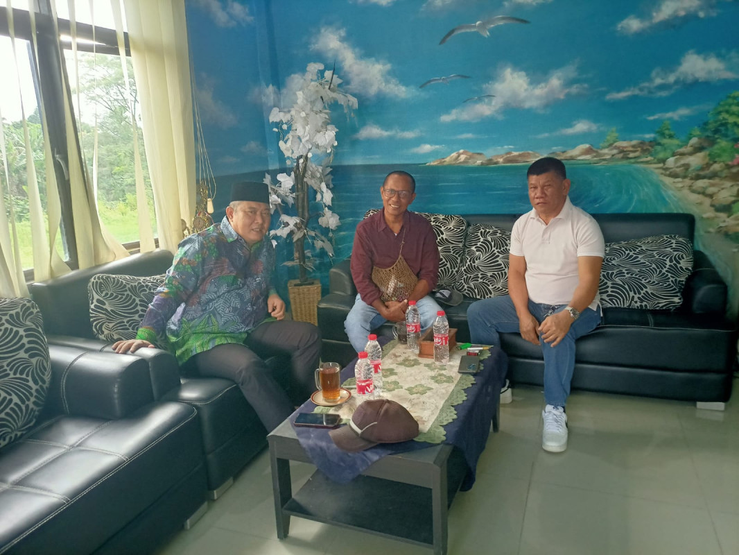 Silaturahmi Lebaran yang Penuh Sukacita: Humas Gereja Katolik Parung Panjang Bersua dengan Kepala Desa Kebasiran